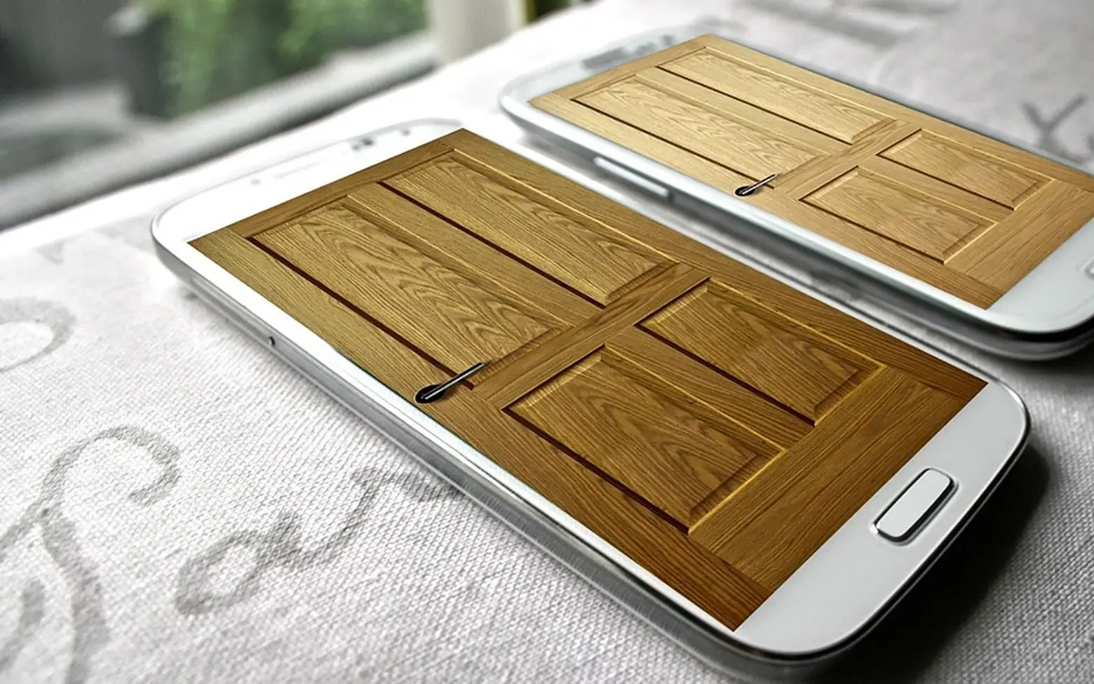 Phone, door and smartphone